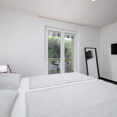 1 Bedroom Beautiful In Vranici דירה *